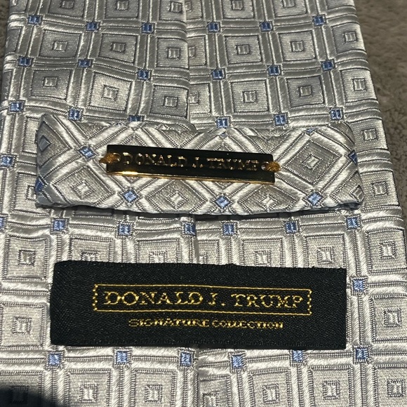 Donald Trump Signature Collection Tie; 100% silk. Like new condition. - Picture 2 of 4